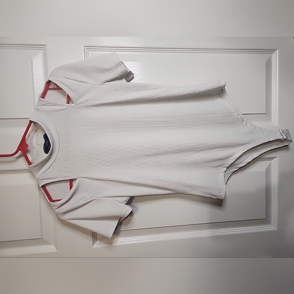 Brand Ribbed White Bodysuit - Picture 4 of 4